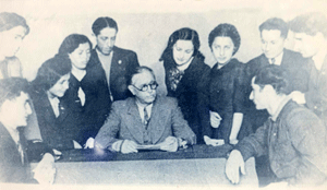 Üzeyir Hacıbəyli tələbələri ilə birlikdə (soldan sağa 7-ci Şəfiqə Axundova, 1945-ci il)