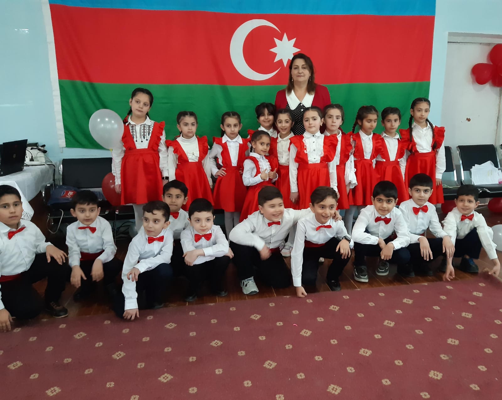 26 illik fasilədən sonra müəllim işləyən qadın 