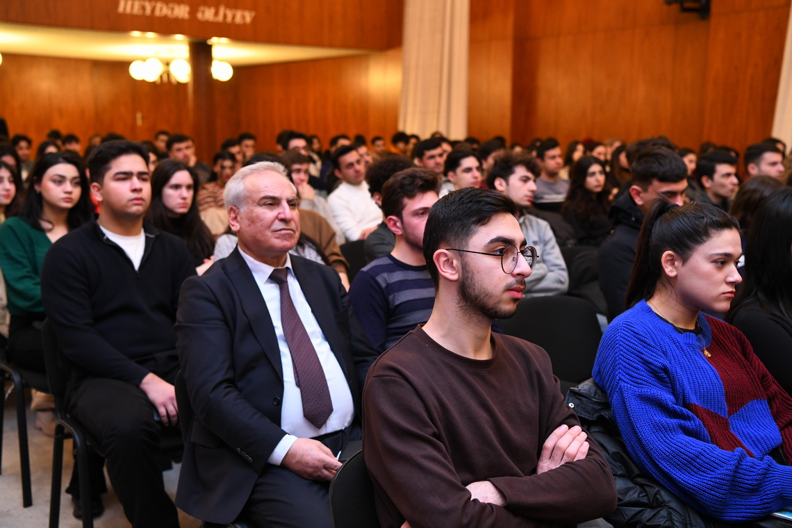 ADNSU-nun rektoru tələbələrlə görüşüb