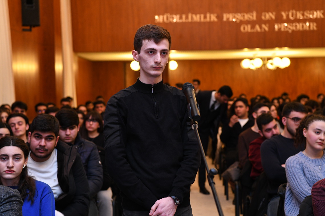 ADNSU-nun rektoru tələbələrlə görüşüb