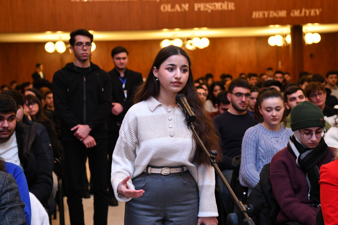 ADNSU-nun rektoru tələbələrlə görüşüb