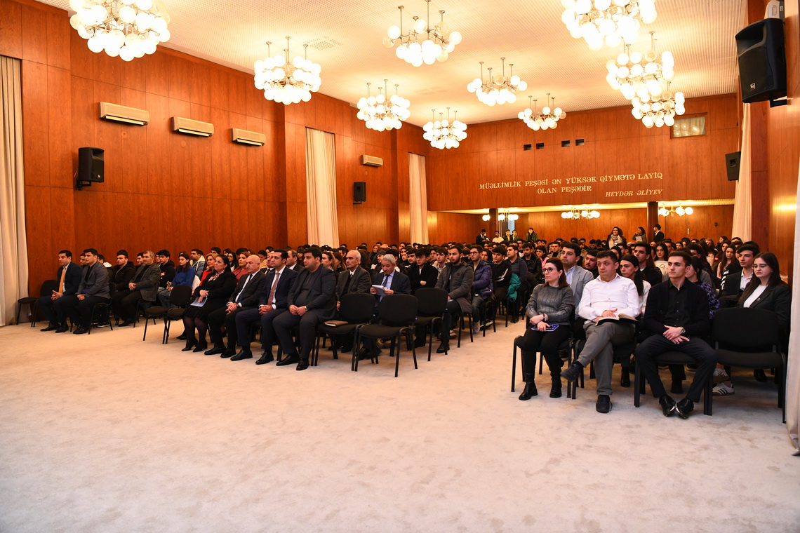 ADNSU-nun rektoru tələbələrlə görüşüb