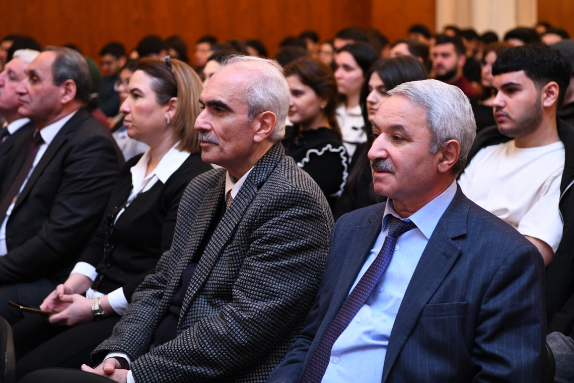 ADNSU-nun rektoru tələbələrlə görüşüb