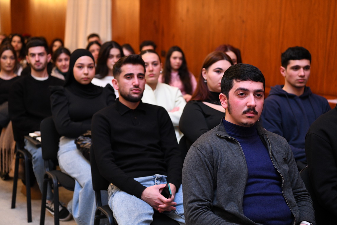 ADNSU-nun rektoru tələbələrlə görüşüb