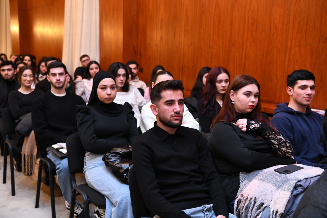 ADNSU-nun rektoru tələbələrlə görüşüb