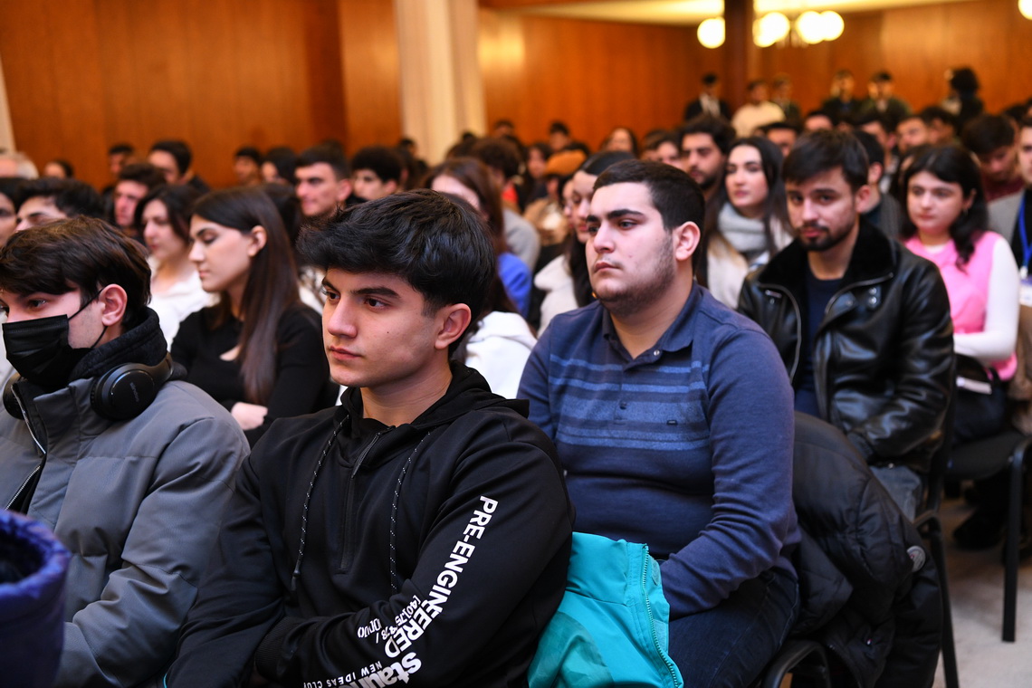 ADNSU-nun rektoru tələbələrlə görüşüb