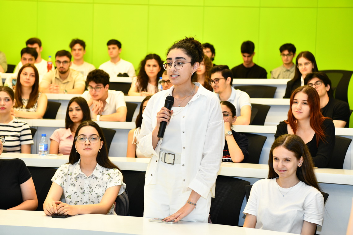 ADNSU-nun rektoru Yay məktəbinin tələbələri ilə görüşüb