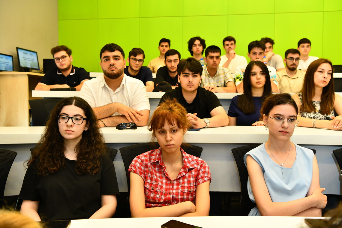 ADNSU-nun rektoru Yay məktəbinin tələbələri ilə görüşüb