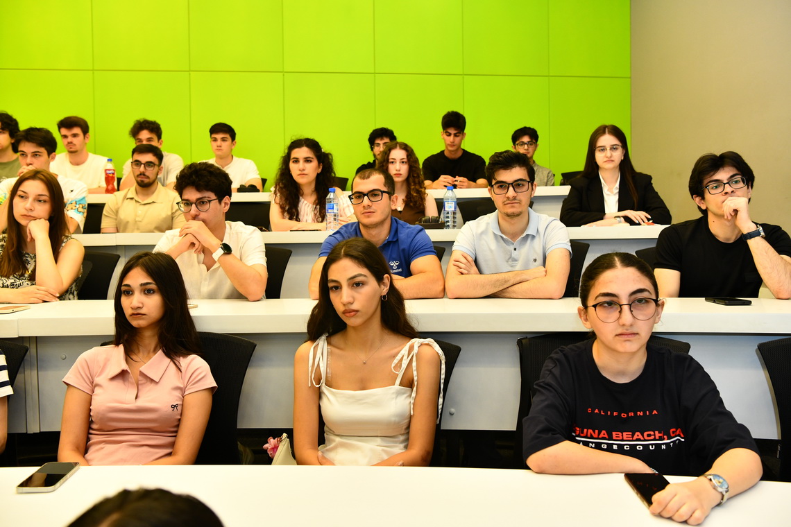 ADNSU-nun rektoru Yay məktəbinin tələbələri ilə görüşüb