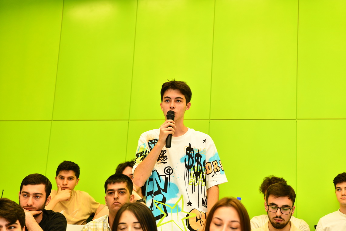 ADNSU-nun rektoru Yay məktəbinin tələbələri ilə görüşüb