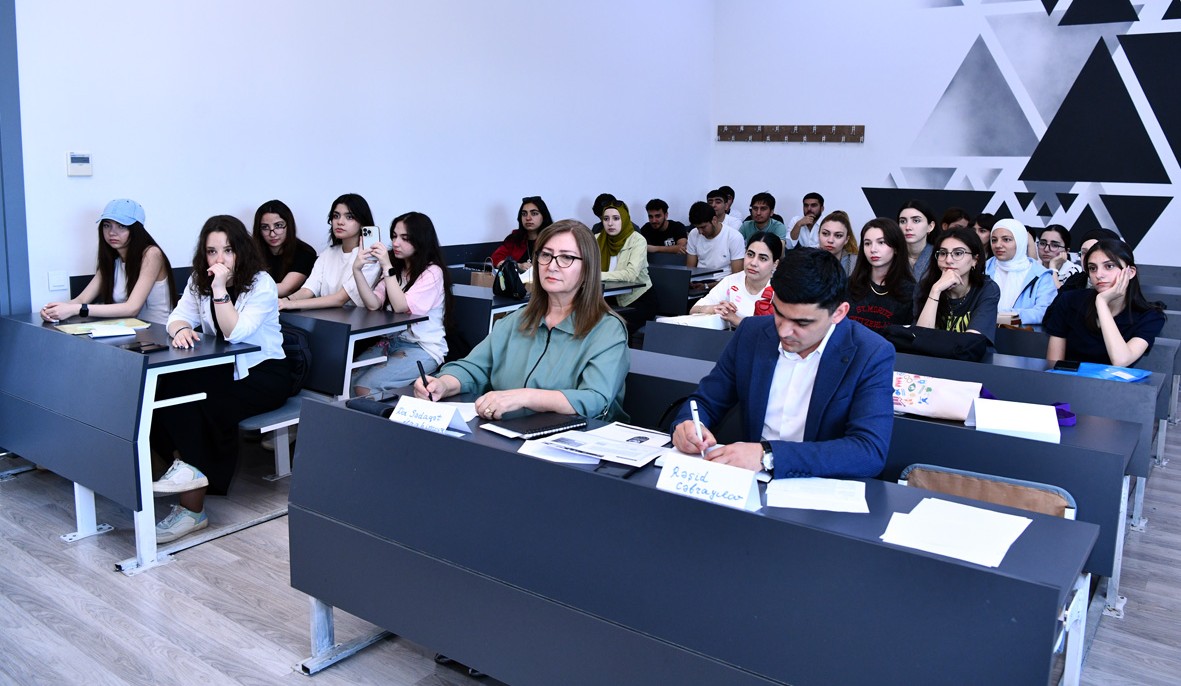 ADNSU tələbələri ekoloji debatda bilik və bacarıqlarını sınayıblar 