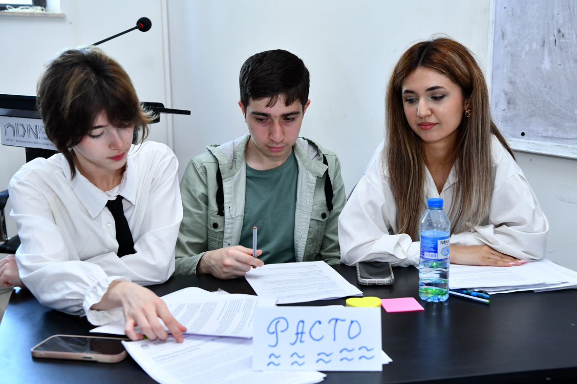 ADNSU tələbələri ekoloji debatda bilik və bacarıqlarını sınayıblar