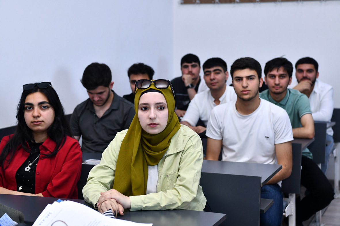 ADNSU tələbələri ekoloji debatda bilik və bacarıqlarını sınayıblar