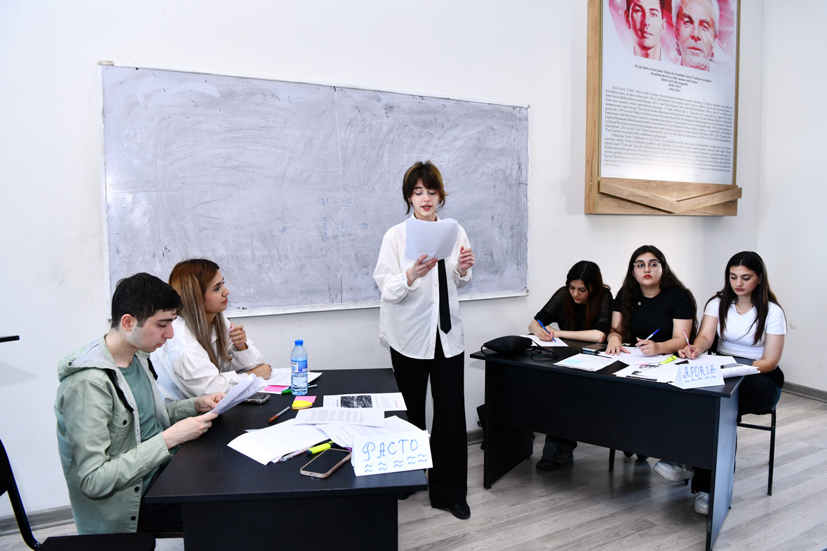 ADNSU tələbələri ekoloji debatda bilik və bacarıqlarını sınayıblar