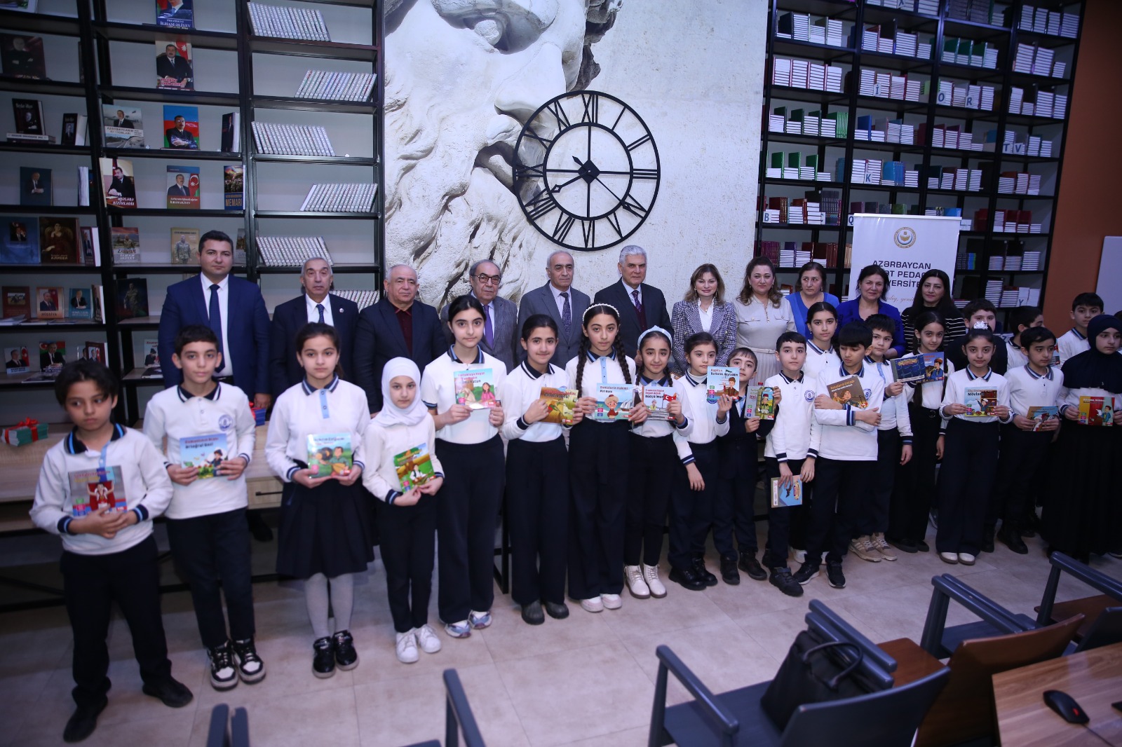 ADPU-da şagirdlərə kitablar hədiyyə edilib 