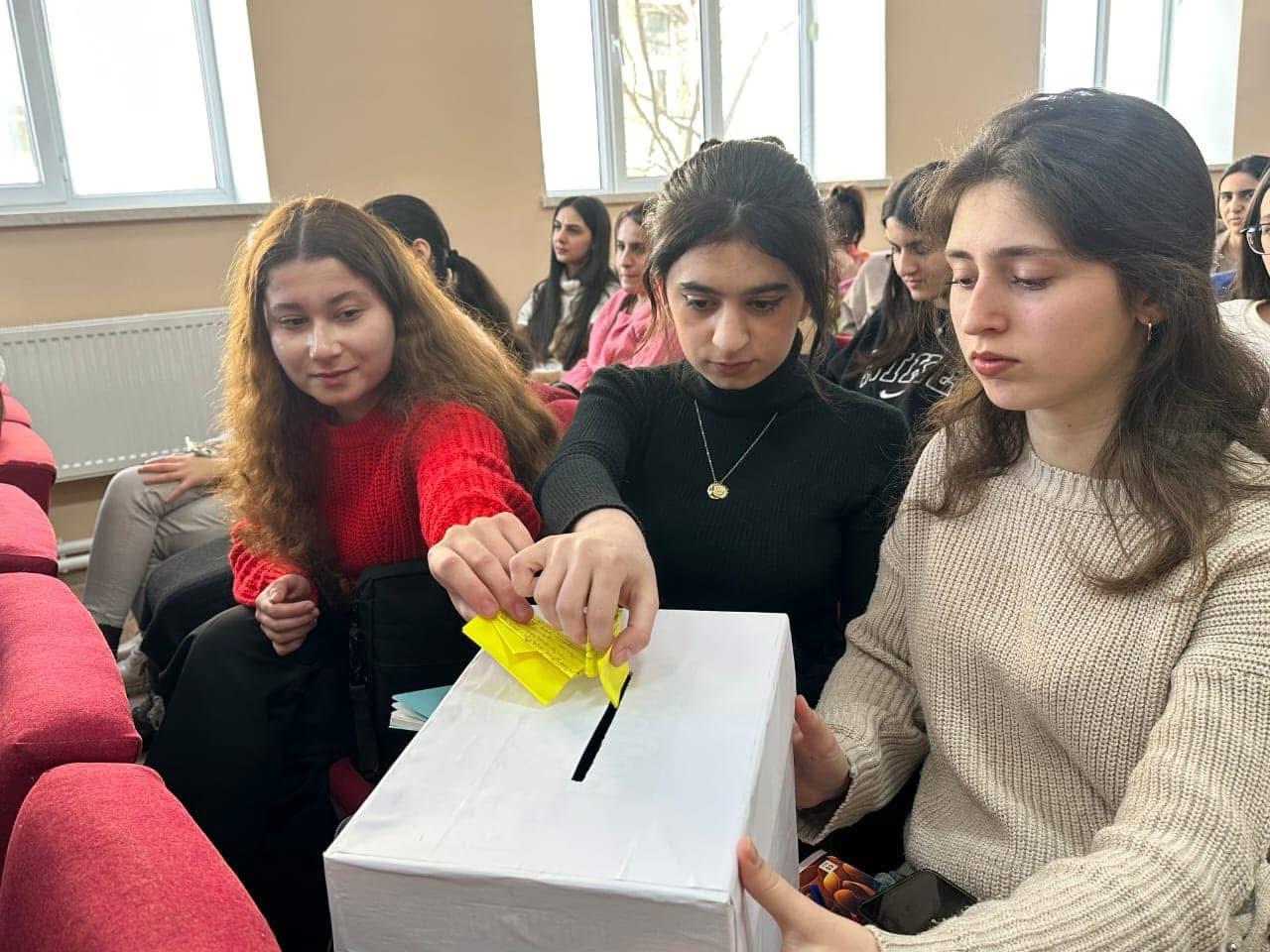 ADPU-nun Quba filialında görüşdə tələbələrin anonim şikayətləri oxunub