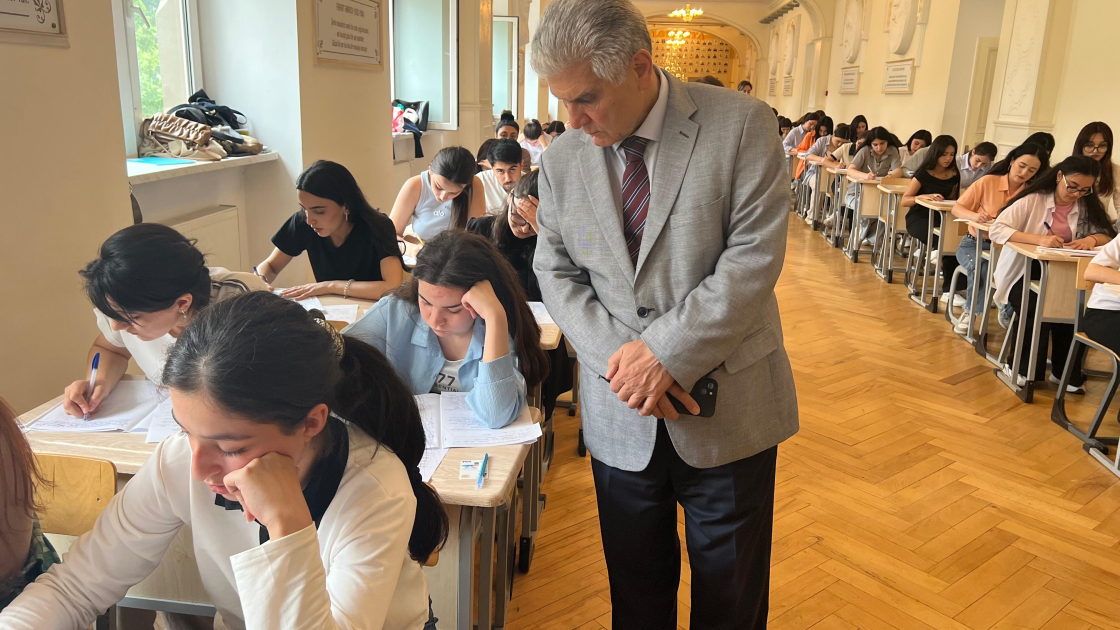 ADPU-nun rektoru imtahanların gedişi ilə tanış olub
