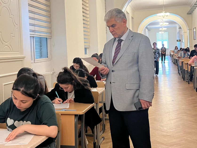 ADPU-nun rektoru imtahanların gedişi ilə tanış olub