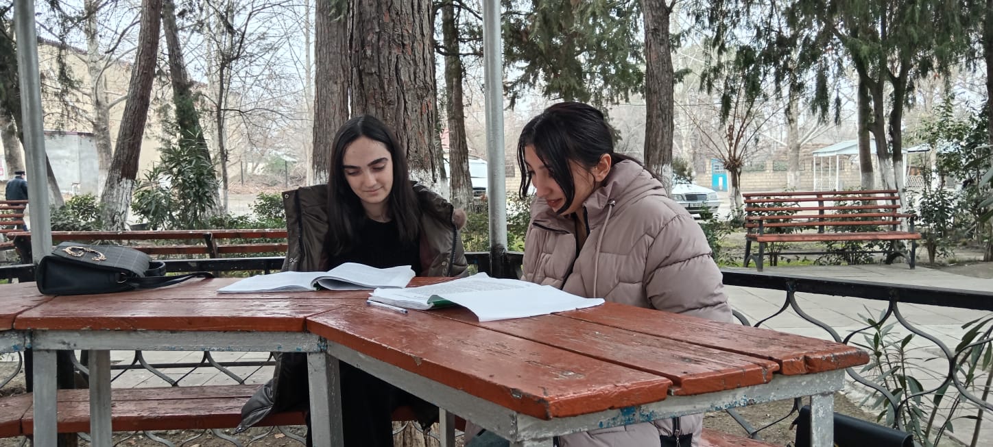 Ağcabədidə imtahan həyəcanı: valideyni ilə gələnlər, dua edənlər, qaydaları pozanlar… – REPORTAJ