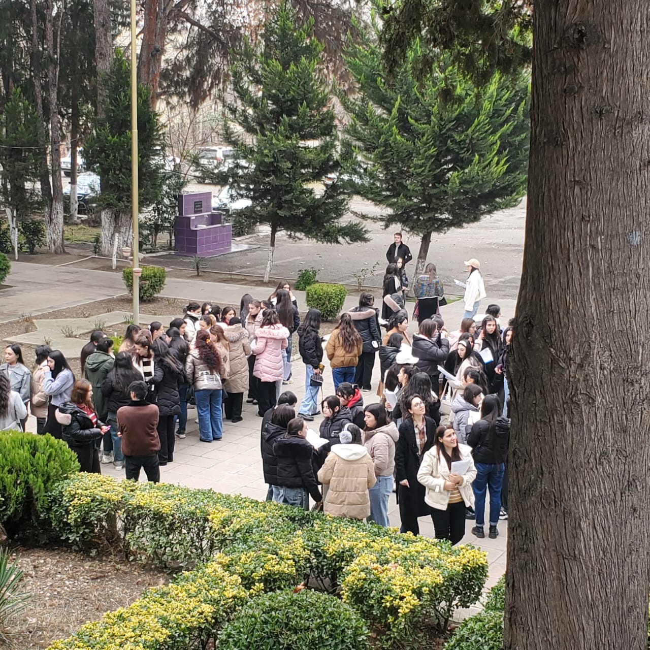 Ağcabədidə imtahan həyəcanı: valideyni ilə gələnlər, dua edənlər, qaydaları pozanlar… – REPORTAJ