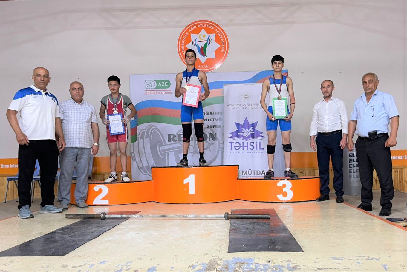 Ağır atletika üzrə respublika birinciliyi baş tutub