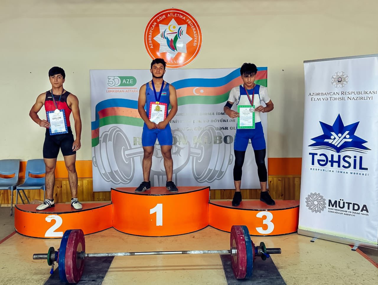 Ağır atletika üzrə respublika birinciliyi baş tutub