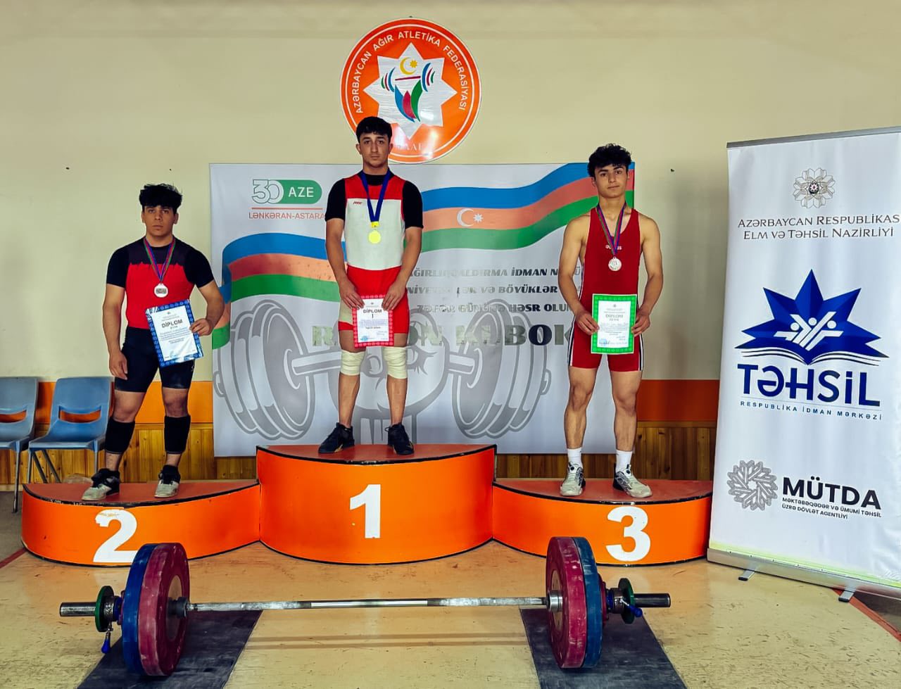 Ağır atletika üzrə respublika birinciliyi baş tutub