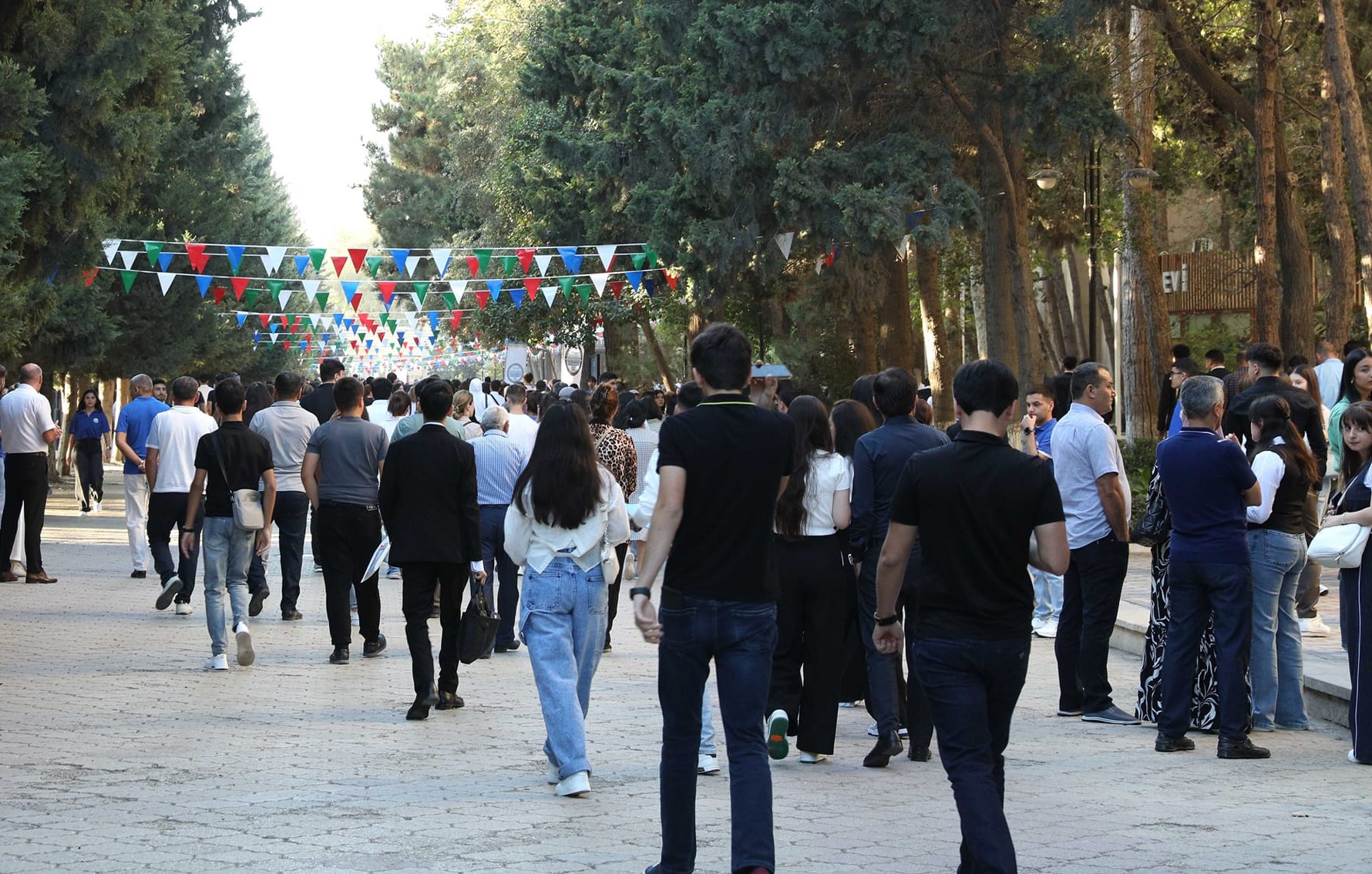 Ali məktəblərdə dərslər 10.00-da başlasın - TƏKLİF  