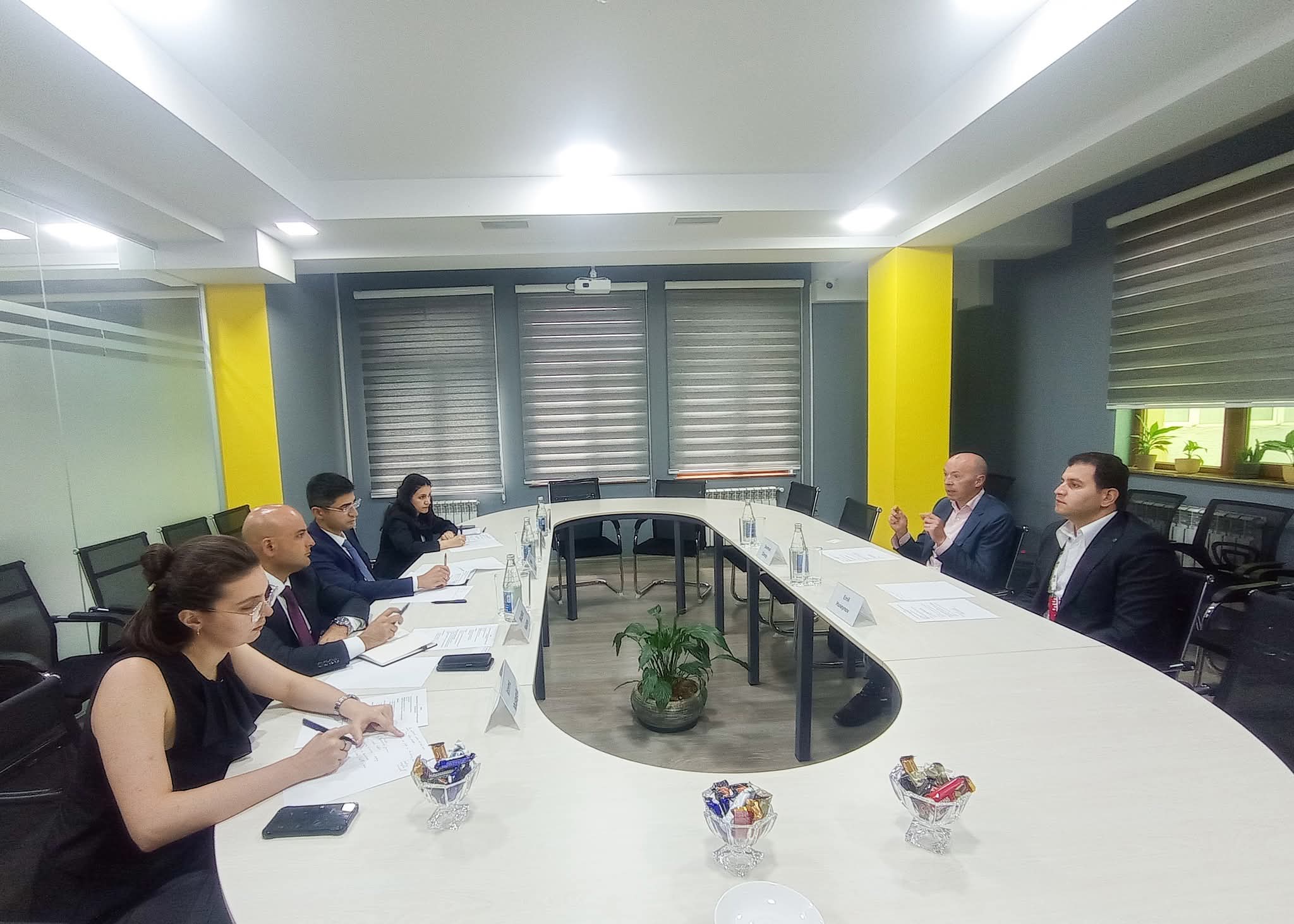 Ali təhsildə “LinkedIn”dən istifadə imkanlarının artırılması müzakirə edilib 