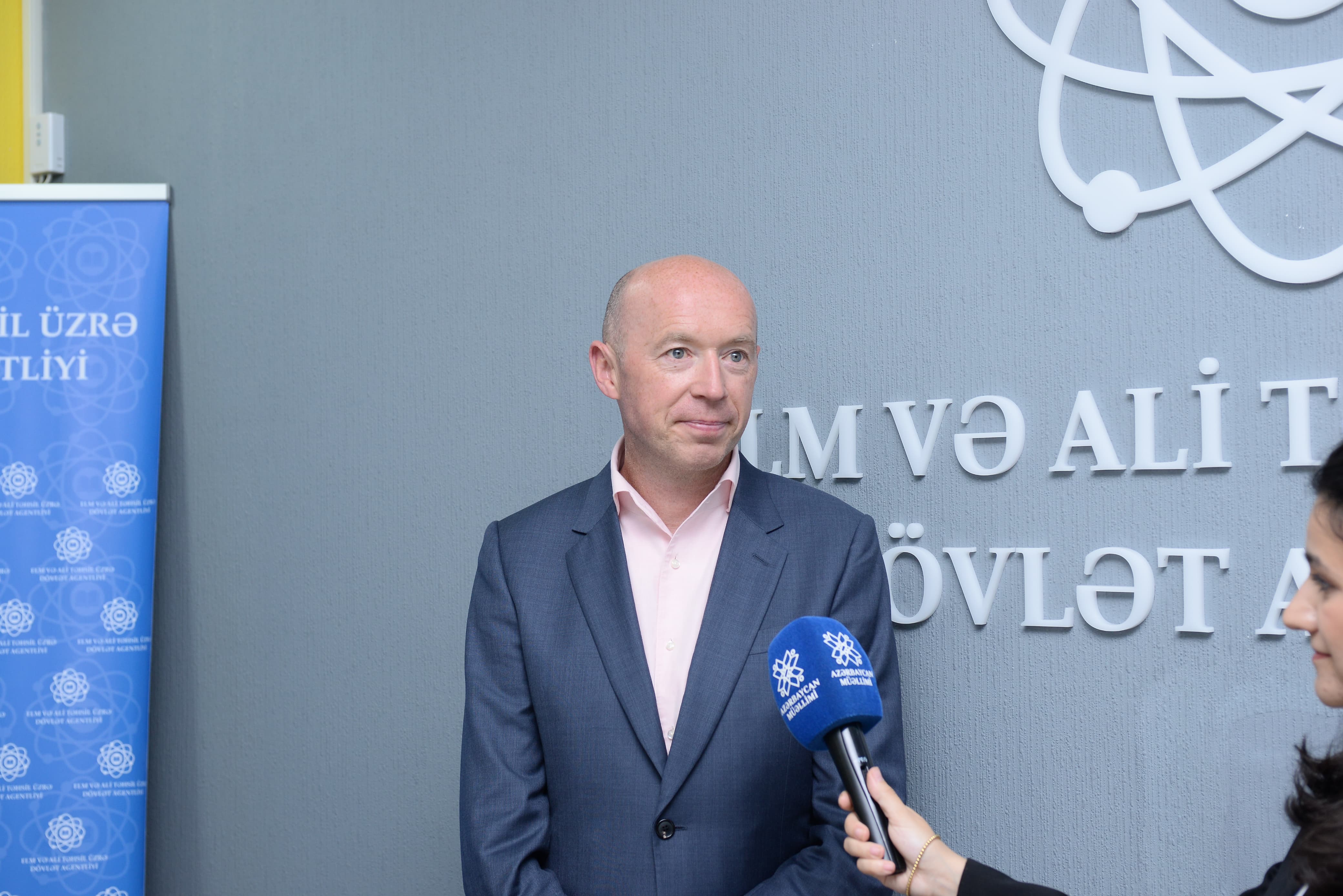 Ali təhsildə “LinkedIn”dən istifadə imkanlarının artırılması müzakirə edilib