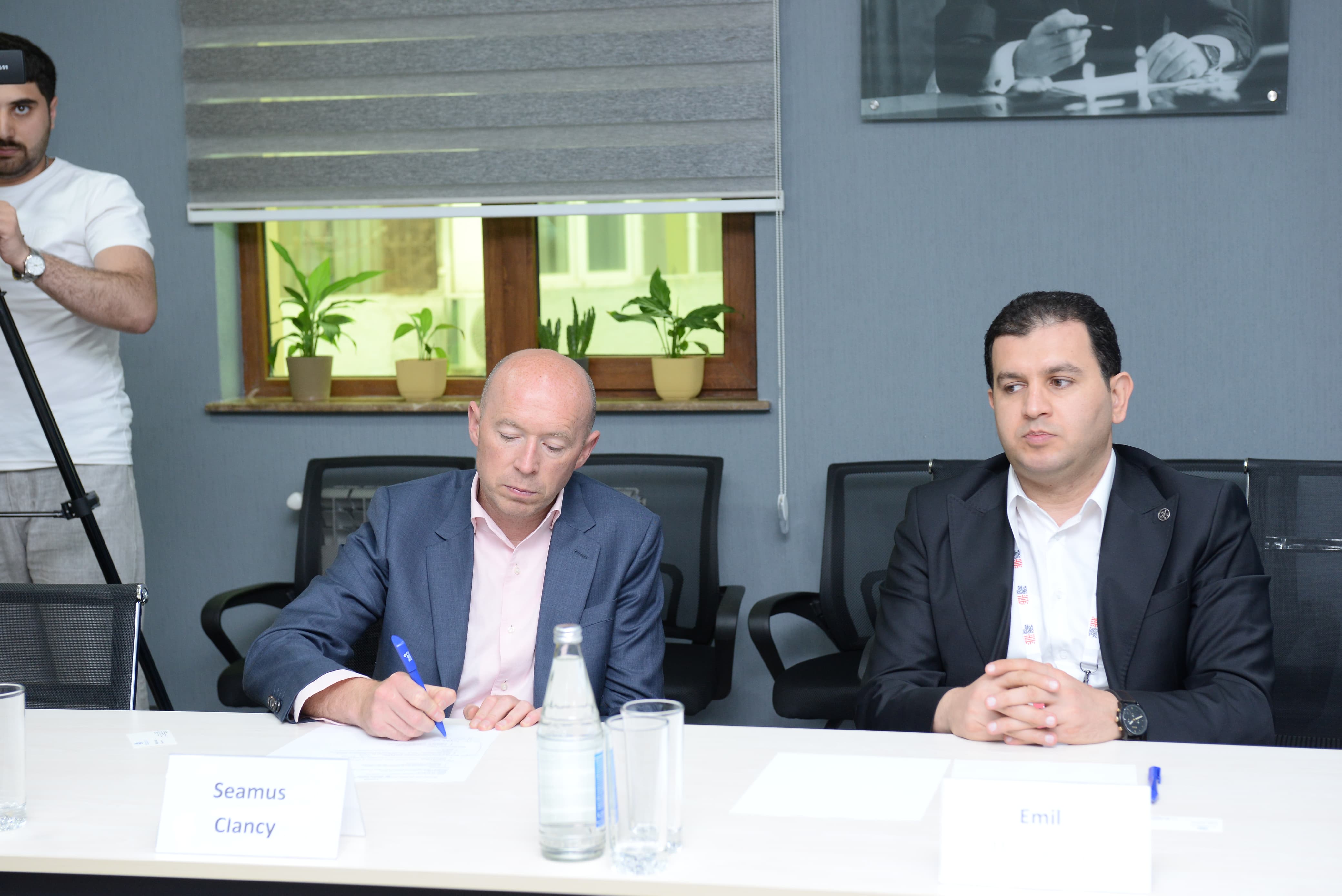 Ali təhsildə “LinkedIn”dən istifadə imkanlarının artırılması müzakirə edilib