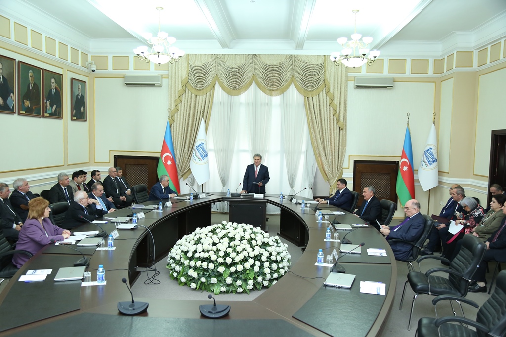 AMEA-da Naxçıvan Muxtar Respublikasının 100 illiyinə həsr olunmuş konfrans keçirilib 