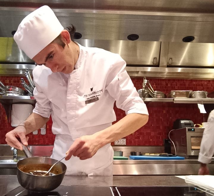 Aşpazlığa gedən yol videoçarxdan başladı – Peşə təhsili Orxanın həyatını necə dəyişdi? 