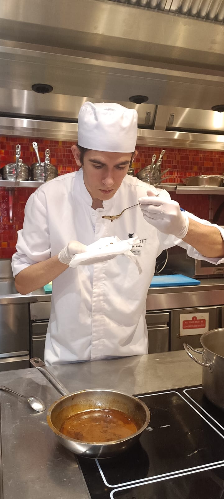 Aşpazlığa gedən yol videoçarxdan başladı – Peşə təhsili Orxanın həyatını necə dəyişdi?