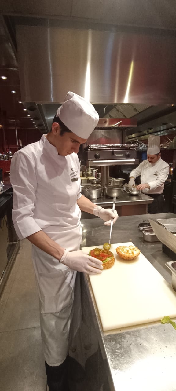 Aşpazlığa gedən yol videoçarxdan başladı – Peşə təhsili Orxanın həyatını necə dəyişdi?