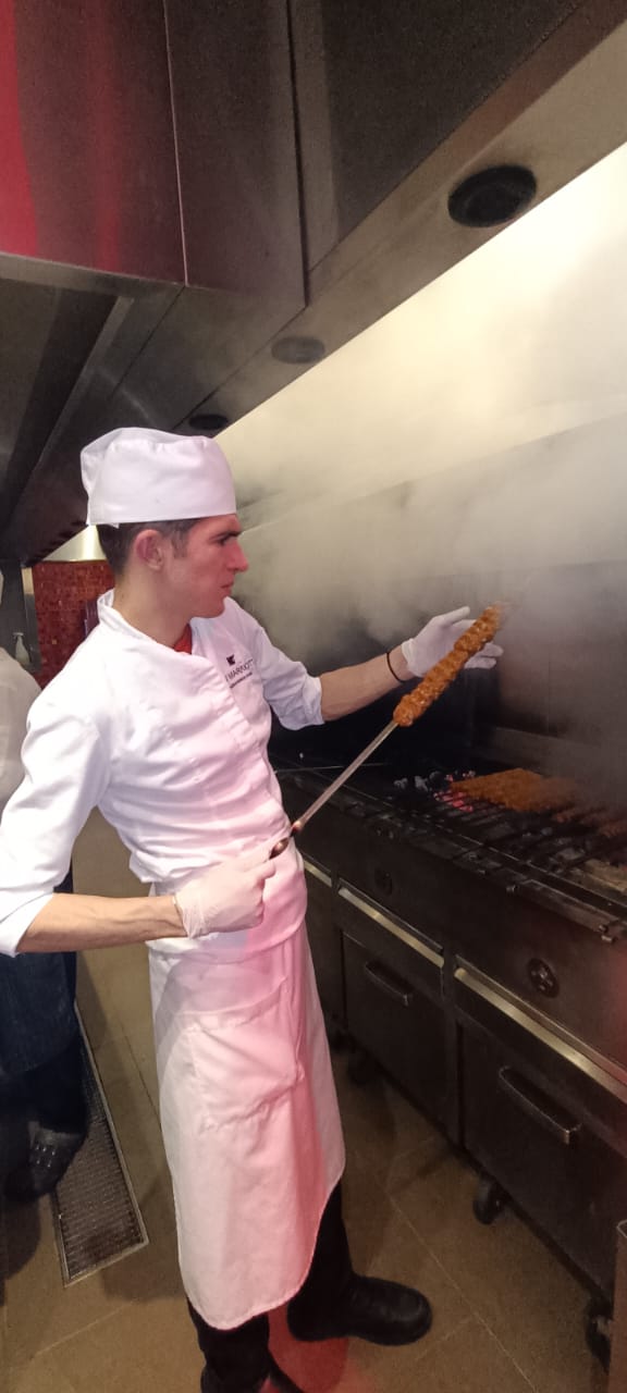 Aşpazlığa gedən yol videoçarxdan başladı – Peşə təhsili Orxanın həyatını necə dəyişdi?