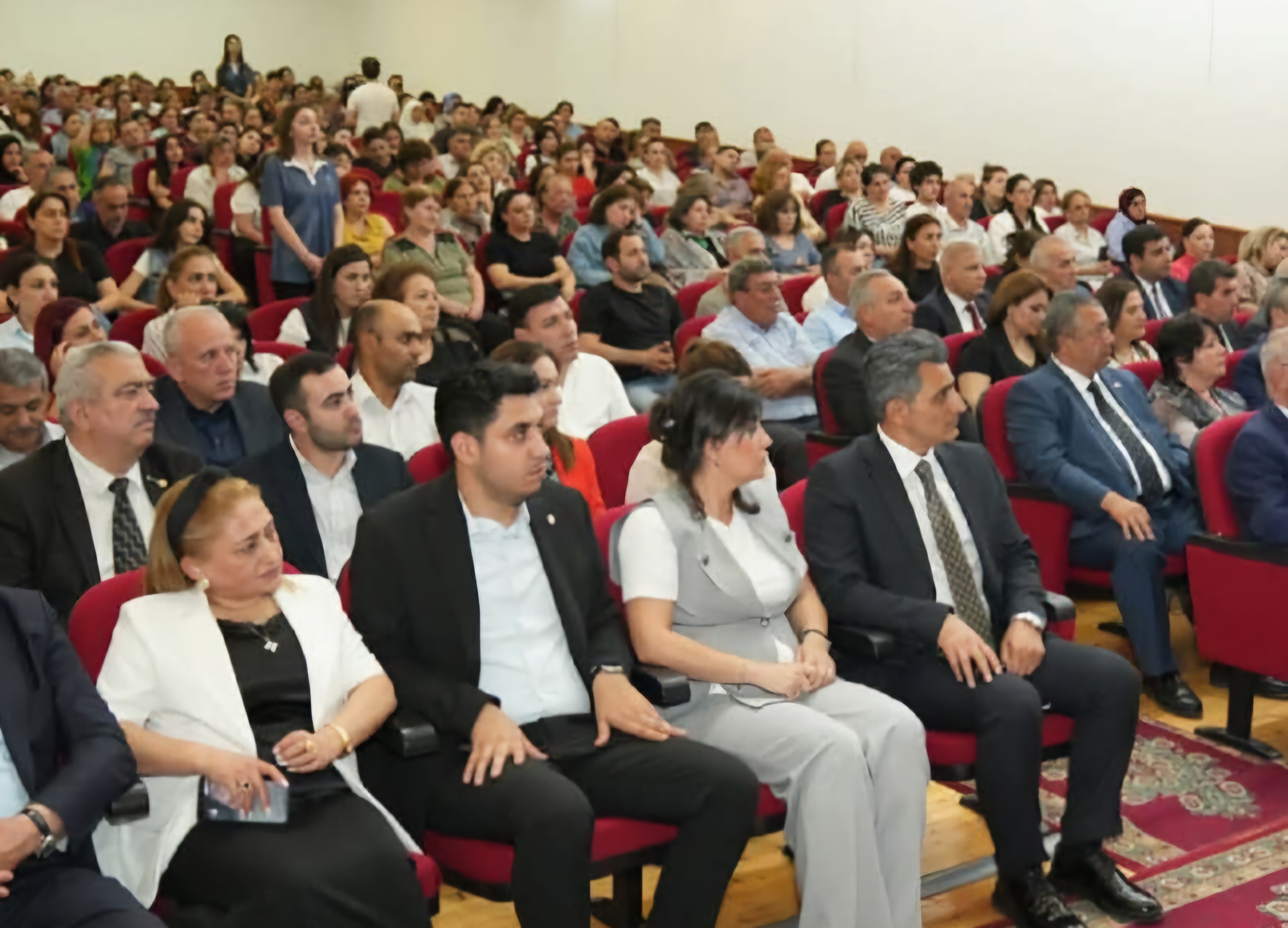 ATİAHİ 1000 nəfər təhsil işçisini sevindirdi 