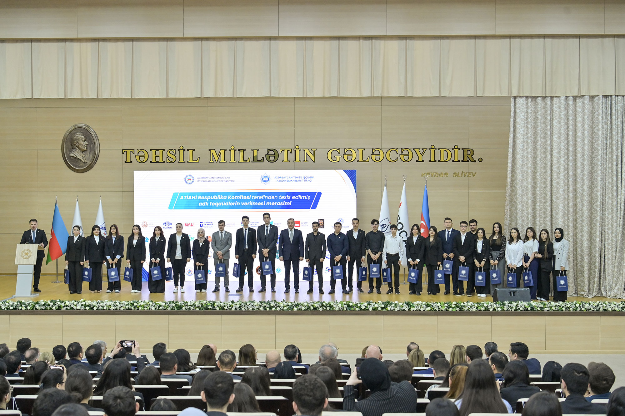 ATİAHİ 308 tələbəyə “Adlı təqaüd” verib 