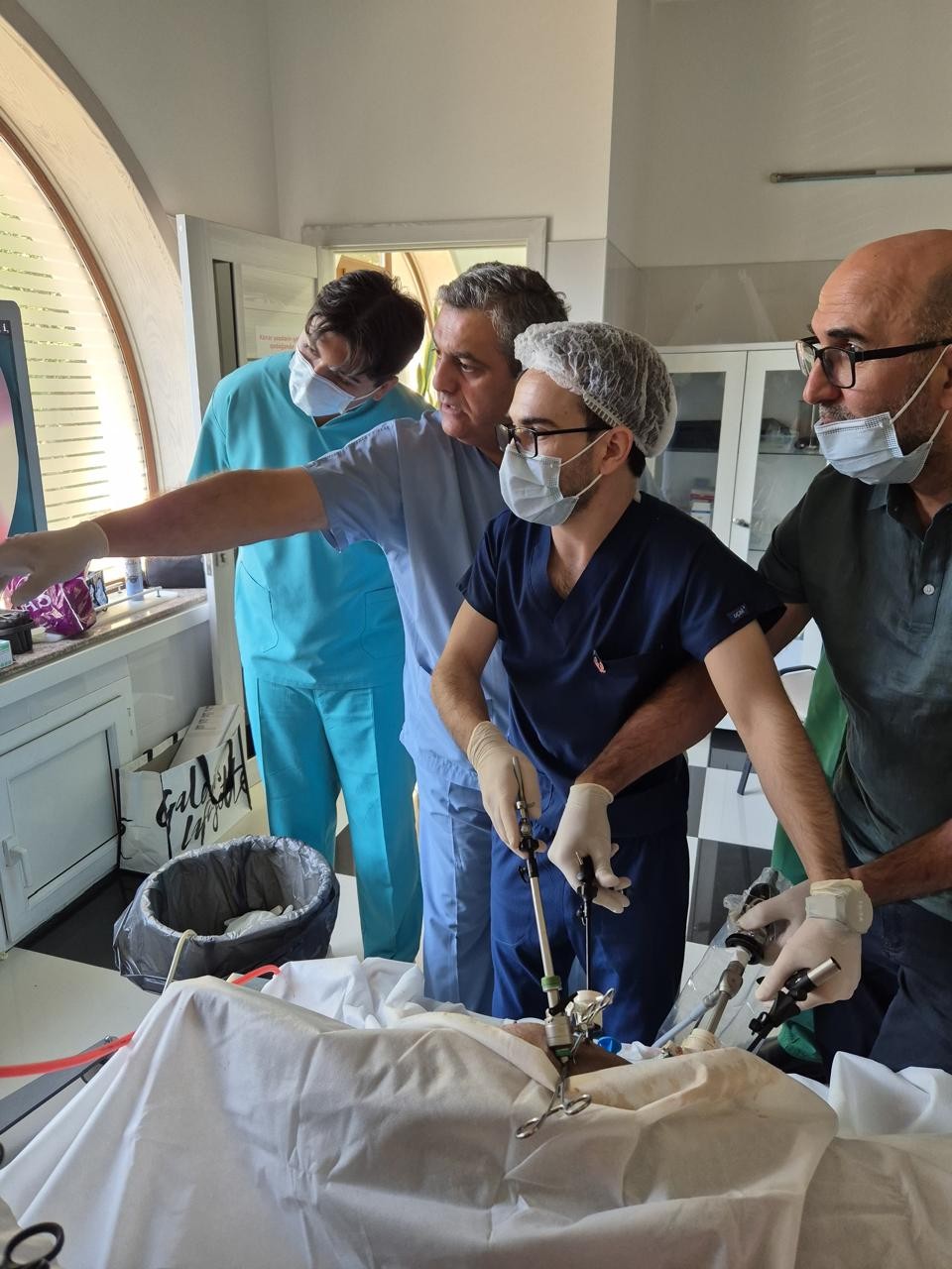 Azərbaycanda ilk dəfə rezidentlər donuz üzərində əməliyyat apardılar