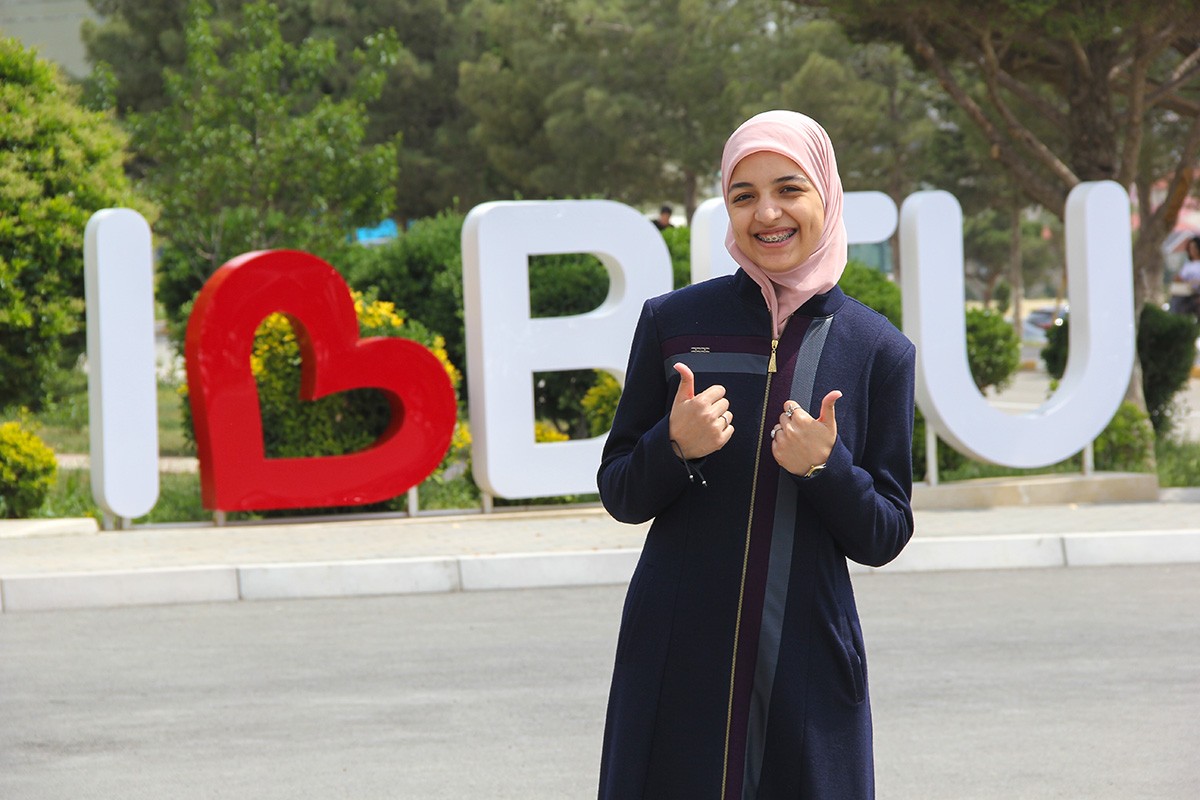 “Azərbaycanın təhsil imkanları valideynlərimin diqqətini çəkdi” – Əlcəzairli tələbə