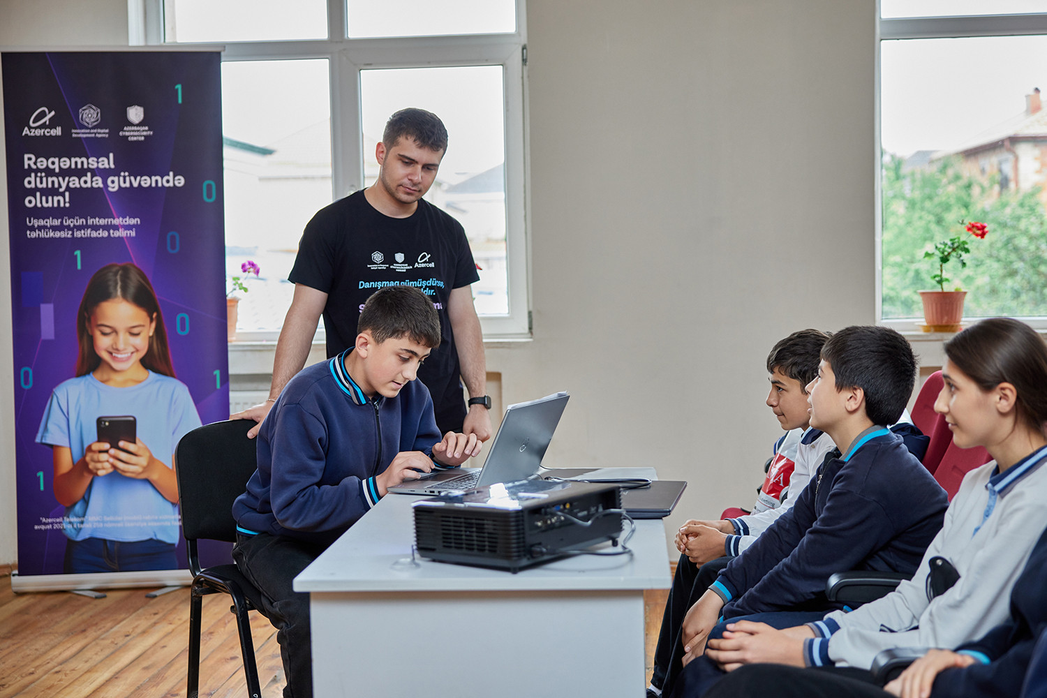 “Azercell” “Məktəblilər üçün Kibermaarifləndirmə Proqramı”na start verib