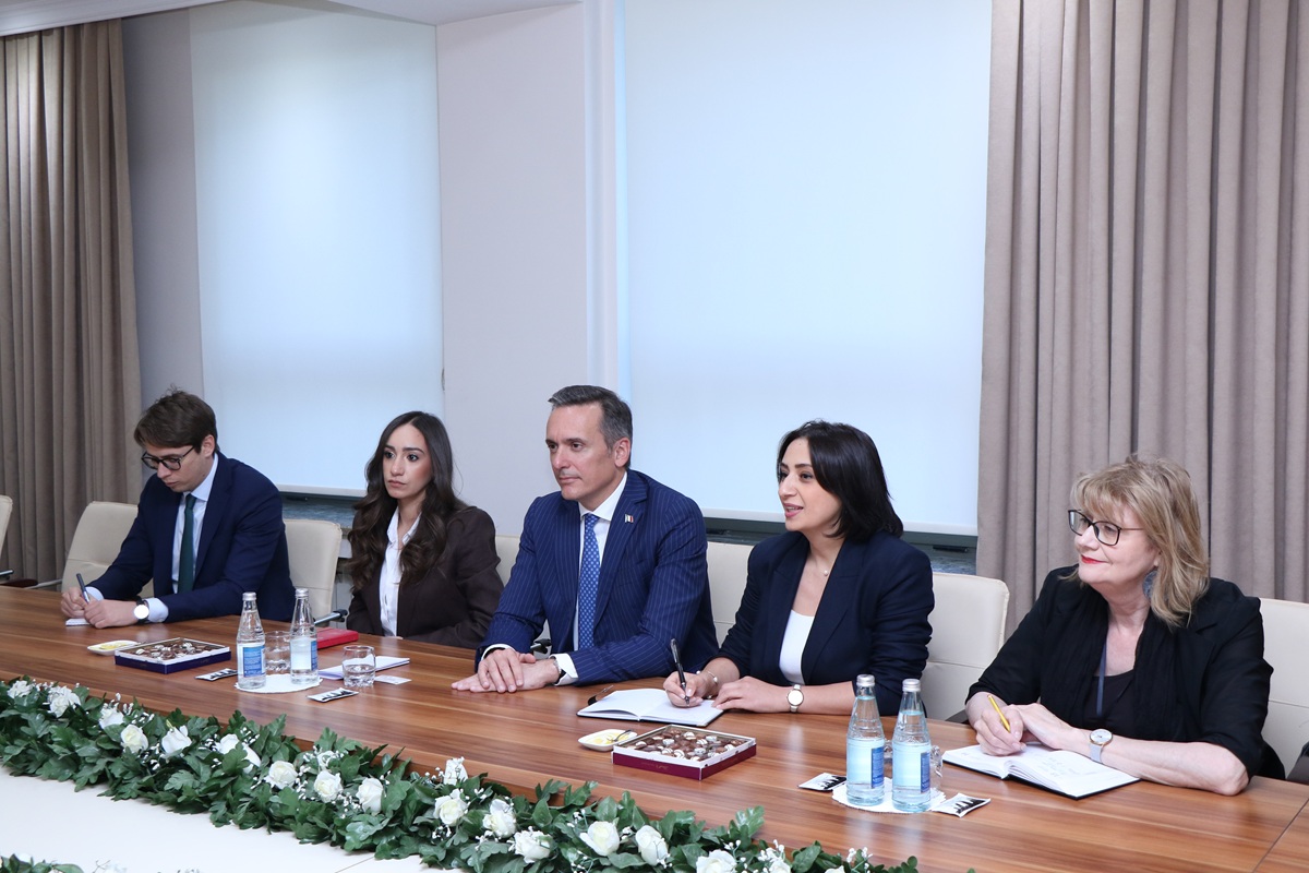 AzMİU-da İtaliyanın Azərbaycandakı səfiri ilə görüş keçirilib