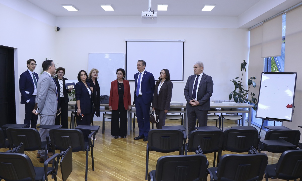 AzMİU-da İtaliyanın Azərbaycandakı səfiri ilə görüş keçirilib