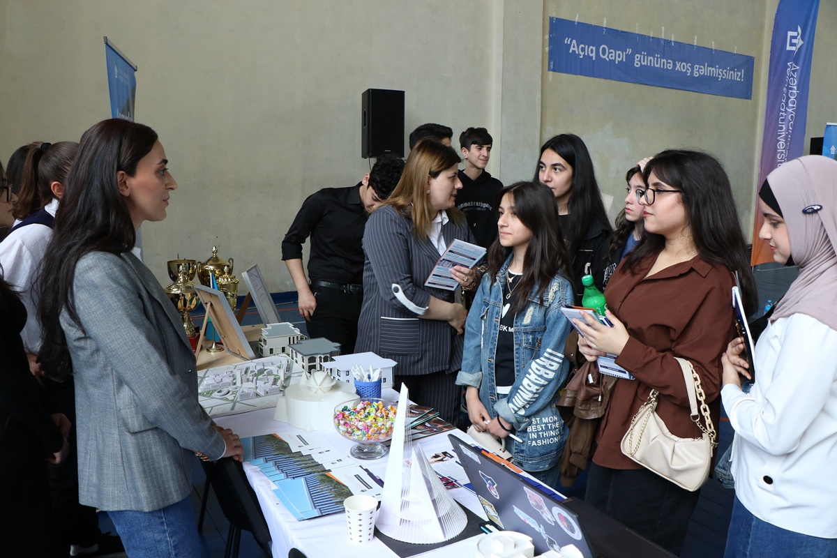 AzMİU-da məktəblilər üçün “Açıq qapı” günü keçirilib