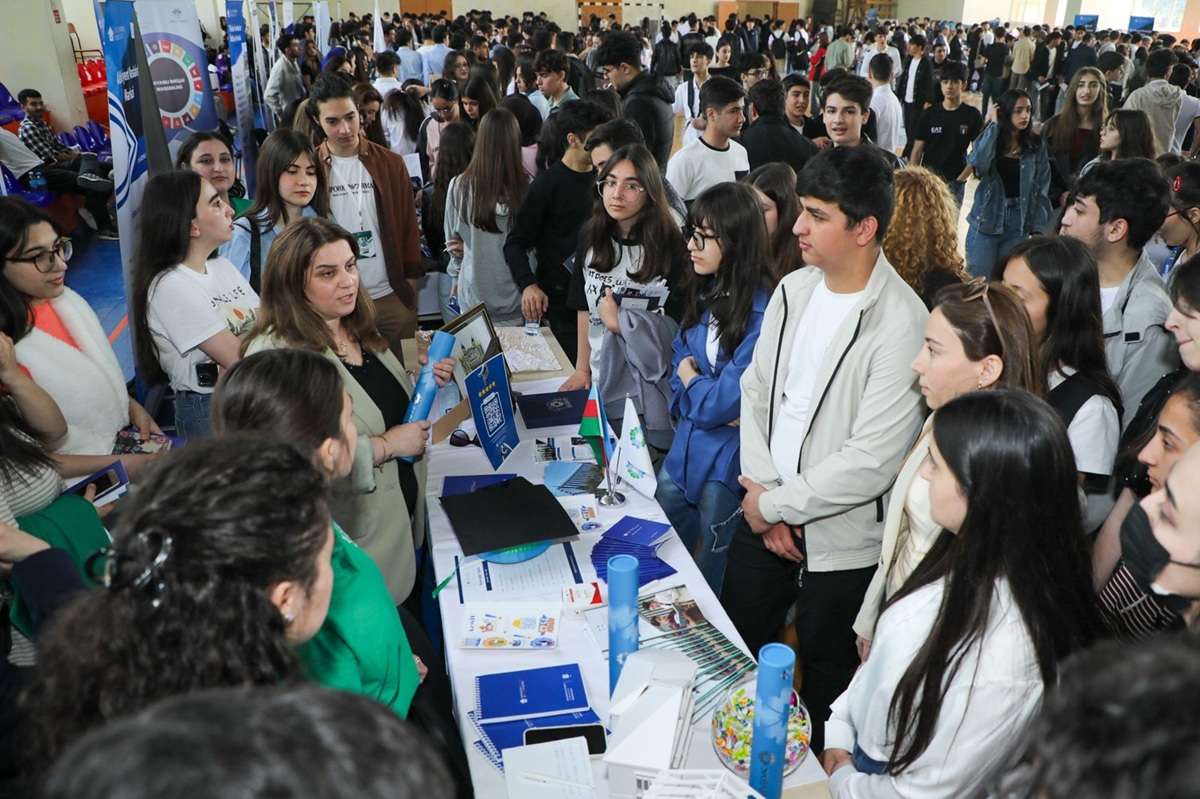 AzMİU-da məktəblilər üçün “Açıq qapı” günü keçirilib