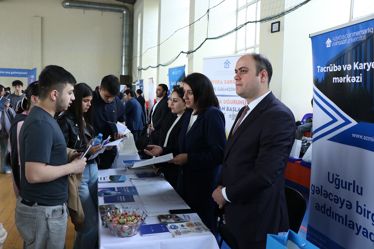 AzMİU-da məktəblilər üçün “Açıq qapı” günü keçirilib