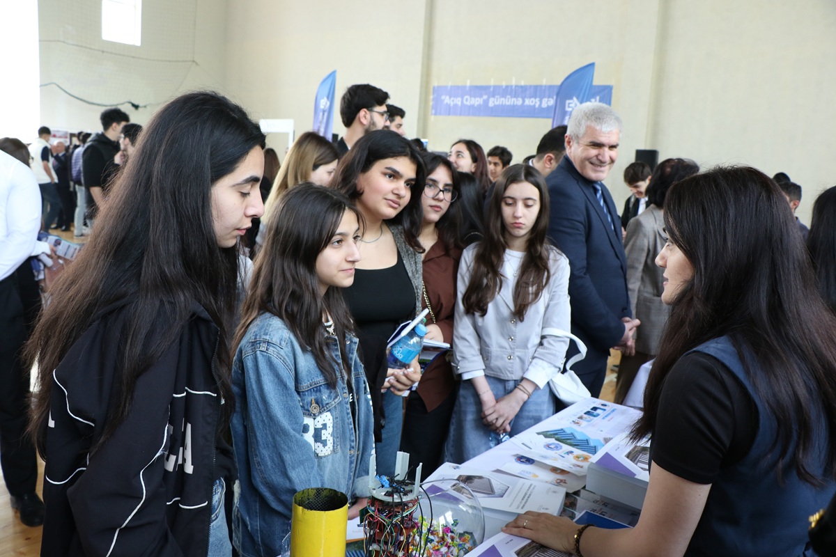 AzMİU-da məktəblilər üçün “Açıq qapı” günü keçirilib