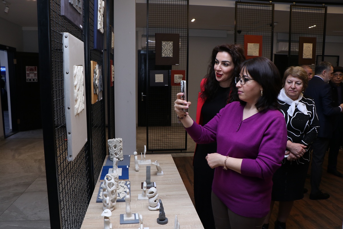 AzMİU-da tələbə memarların yaradıcılıq sərgisi açılıb