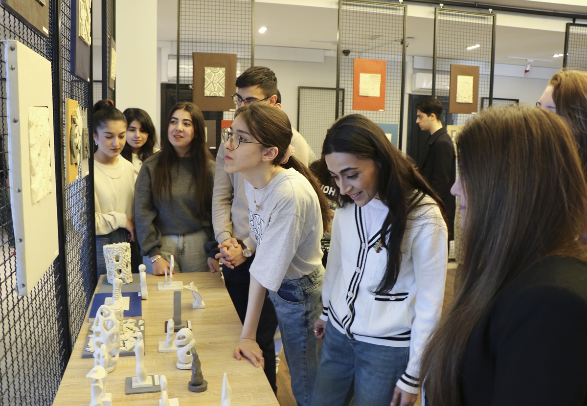 AzMİU-da tələbə memarların yaradıcılıq sərgisi açılıb