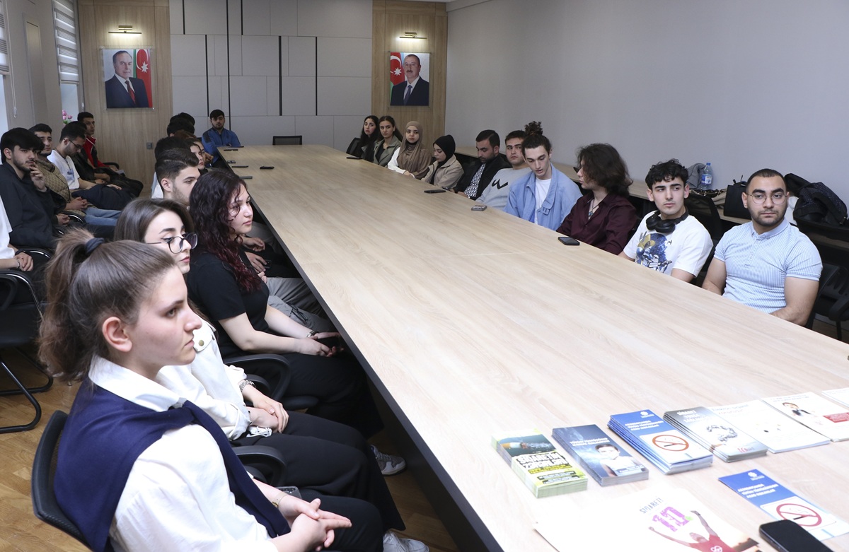 AzMİU-da tələbələr elektron siqaretlərin zərərləri barədə məlumatlandırılıb